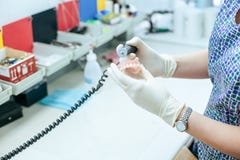 Руки протезирования пока работающ на denture стоковая фотография rf Руки протезирования пока работающ на denture стоковая фотография rf