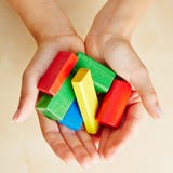 Руки сверху держа строительные блоки стоковые фото Руки сверху держа строительные блоки стоковые фото