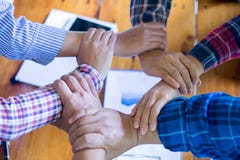 Руки сыгранности дела успеха startup Творческое teamwo идеи стоковое фото rf Руки сыгранности дела успеха startup Творческое teamwo идеи стоковое фото rf