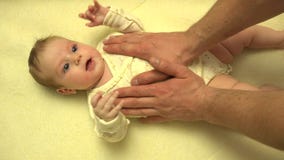 Руки человека массажируя Newborn тело младенца closeup 4K UltraHD, UHD сток-видео Руки человека массажируя Newborn тело младенца closeup 4K UltraHD, UHD сток-видео