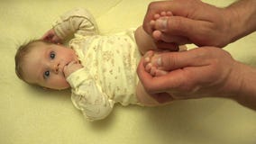 Руки человека массажируя Newborn тело младенца closeup 4K UltraHD, UHD акции видеоматериалы Руки человека массажируя Newborn тело младенца closeup 4K UltraHD, UHD акции видеоматериалы