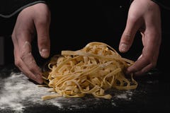 Руки шеф-повара делая спагетти, макаронные изделия, лапши со свежими м стоковые фото Руки шеф-повара делая спагетти, макаронные изделия, лапши со свежими м стоковые фото