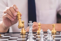 руководитель победы и концепция успеха, игра бизнесмена принимают диаграмме мата другого короля с командой на шахматной доске и стоковое фото rf руководитель победы и концепция успеха, игра бизнесмена принимают диаграмме мата другого короля с командой на шахматной доске и стоковое фото rf