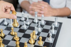 руководитель победы и концепция успеха, игра бизнесмена принимают диаграмме мата другого короля с командой на шахматной доске и стоковые фото руководитель победы и концепция успеха, игра бизнесмена принимают диаграмме мата другого короля с командой на шахматной доске и стоковые фото
