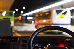 Рулевое колесо автомобиля с шиной в задней земле стоковое фото Рулевое колесо автомобиля с шиной в задней земле стоковое фото