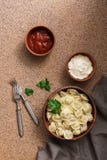 Русские вареники мяса pelmeni еды со сметаной и кетчуп E стоковое изображение rf Русские вареники мяса pelmeni еды со сметаной и кетчуп E стоковое изображение rf