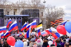 Русский патриотический праздник с флагами и концерты в городской площади стоковое изображение Русский патриотический праздник с флагами и концерты в городской площади стоковое изображение