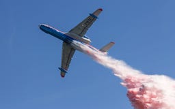 Русское непредвиденное земноводное воздушное судно Beriev Be-200ChS (Be-200ES) падает покрашенная вода демонстрируя возможности f стоковые фотографии rf Русское непредвиденное земноводное воздушное судно Beriev Be-200ChS (Be-200ES) падает покрашенная вода демонстрируя возможности f стоковые фотографии rf