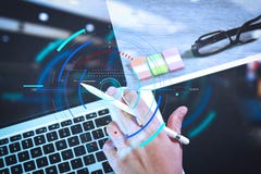 ручка грифеля руки бизнесмена работая и цифровой планшет стоковые изображения rf ручка грифеля руки бизнесмена работая и цифровой планшет стоковые изображения rf