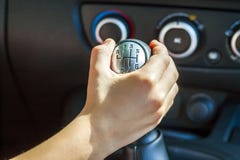 Ручка переключения механизма руки водителя перенося вручную, селективный фокус стоковое изображение Ручка переключения механизма руки водителя перенося вручную, селективный фокус стоковое изображение