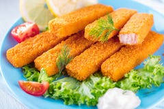 ручки зажаренные рыбами Пальцы рыб Ручки рыб с лимоном и соусами готовыми для еды стоковое фото ручки зажаренные рыбами Пальцы рыб Ручки рыб с лимоном и соусами готовыми для еды стоковое фото