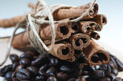 Ручки циннамона с веревочкой на черных кофейных зернах стоковые фото Ручки циннамона с веревочкой на черных кофейных зернах стоковые фото