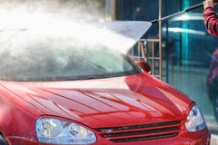 Ручная мойка с надутой водой в мойке снаружи E Автомобиль чистки используя высокую воду давления стоковое фото rf Ручная мойка с надутой водой в мойке снаружи E Автомобиль чистки используя высокую воду давления стоковое фото rf