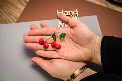 Ручной работы изготовленные на заказ серьги глины полимера вишни на серой предпосылке ткани В наличии стоковые фото Ручной работы изготовленные на заказ серьги глины полимера вишни на серой предпосылке ткани В наличии стоковые фото