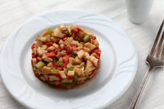 Ручной работы шоколад и нож на деревянной предпосылке стоковое изображение rf Ручной работы шоколад и нож на деревянной предпосылке стоковое изображение rf