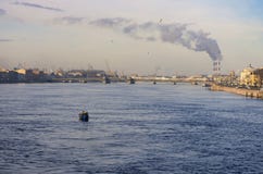 Рыбацкая лодка на восходе солнца на реке Neva стоковая фотография Рыбацкая лодка на восходе солнца на реке Neva стоковая фотография