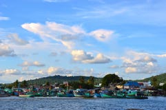 Рыбацкие лодки на гавани в Phu Quoc, Вьетнаме стоковые изображения rf Рыбацкие лодки на гавани в Phu Quoc, Вьетнаме стоковые изображения rf