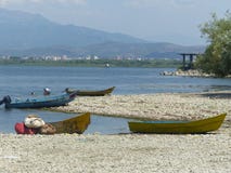Рыбацкие лодки на озере Skadar в албанской части стоковое изображение Рыбацкие лодки на озере Skadar в албанской части стоковое изображение