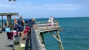 Рыболовы на Kure приставают пристань к берегу на восточном побережье Северной Каролине стоковые изображения Рыболовы на Kure приставают пристань к берегу на восточном побережье Северной Каролине стоковые изображения
