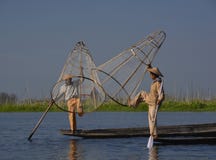 2 рыболова используя традиционный метод озера Inle стоковое изображение rf 2 рыболова используя традиционный метод озера Inle стоковое изображение rf
