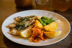 Рыбы и плита обломоков с овощами и лимоном на плите стоковое фото Рыбы и плита обломоков с овощами и лимоном на плите стоковое фото