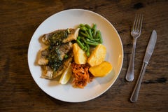 Рыбы и плита обломоков с овощами и лимоном на плите стоковые изображения rf Рыбы и плита обломоков с овощами и лимоном на плите стоковые изображения rf