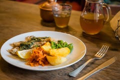 Рыбы и плита обломоков с овощами и лимоном на плите стоковые изображения rf Рыбы и плита обломоков с овощами и лимоном на плите стоковые изображения rf