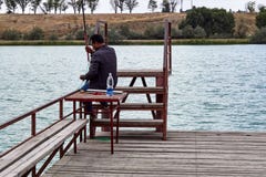 Рыбы человека на озере стоковое фото rf Рыбы человека на озере стоковое фото rf