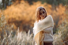 Рыжеволосая девушка в светлых одеждах на фоне леса осени и желтых ушей стоковые фотографии rf Рыжеволосая девушка в светлых одеждах на фоне леса осени и желтых ушей стоковые фотографии rf