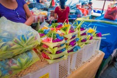 Рынок при коробка сделанная из листьев, внутри расположения цветков на таблице, в городе Денпасара в Индонезии стоковое фото rf Рынок при коробка сделанная из листьев, внутри расположения цветков на таблице, в городе Денпасара в Индонезии стоковое фото rf