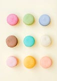 Сладостные красочные французские печенья macaroon на пастельной желтой предпосылке стоковая фотография Сладостные красочные французские печенья macaroon на пастельной желтой предпосылке стоковая фотография