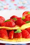 Сладостный омлет заполненный с свежими клубниками на белой плите Вкусная и пушистая идея омлета яичка Рецепт завтрака Стоковое Изображение Сладостный омлет заполненный с свежими клубниками на белой плите Вкусная и пушистая идея омлета яичка Рецепт завтрака Стоковое Изображение