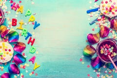 С днем рождения party предпосылка с текстом, пить, пирожным и красочными инструментами, взгляд сверху стоковое фото С днем рождения party предпосылка с текстом, пить, пирожным и красочными инструментами, взгляд сверху стоковое фото