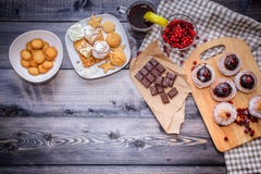 С Новым Годом! клюквы, помадки в плите десерта, сломленный шоколадный батончик на бумаге kraft и стекло чая с лимоном на a стоковое изображение rf С Новым Годом! клюквы, помадки в плите десерта, сломленный шоколадный батончик на бумаге kraft и стекло чая с лимоном на a стоковое изображение rf