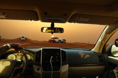 С сафари дороги с кораблями SUV в пустыне на заходе солнца, взгляд от автомобиля стоковые фото С сафари дороги с кораблями SUV в пустыне на заходе солнца, взгляд от автомобиля стоковые фото