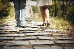 ?ouple che cammina nel parco fotografia stock ?ouple che cammina nel parco fotografia stock