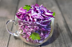 Салат красной капусты Деревянная предпосылка, селективный фокус стоковое фото rf Салат красной капусты Деревянная предпосылка, селективный фокус стоковое фото rf