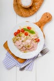 Салат сосиски с томатами и coleslaw Стоковая Фотография RF Салат сосиски с томатами и coleslaw Стоковая Фотография RF