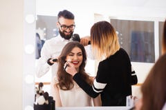 Салон красоты, состав и дизайн в салоне, парикмахерах и художнике состава, стоковое фото Салон красоты, состав и дизайн в салоне, парикмахерах и художнике состава, стоковое фото