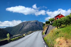 Сады плода и прибрежная дорога вдоль фьорда Hardanger, Норвегии стоковые изображения rf Сады плода и прибрежная дорога вдоль фьорда Hardanger, Норвегии стоковые изображения rf