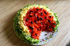 Салат арбуза очень вкусного лета освежая в форме арбуза в плите на таблице r стоковое изображение rf Салат арбуза очень вкусного лета освежая в форме арбуза в плите на таблице r стоковое изображение rf