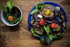 Салат и зеленые цвета баклажана Салат с оливковым маслом, солью моря и розовым перцем стоковая фотография Салат и зеленые цвета баклажана Салат с оливковым маслом, солью моря и розовым перцем стоковая фотография