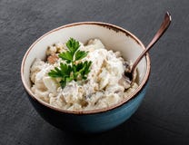 Салат с яйцами, творогом, овощами и зелеными цветами в шаре над темной предпосылкой Здоровая еда, очищает еду, dieting, спорт стоковое изображение rf Салат с яйцами, творогом, овощами и зелеными цветами в шаре над темной предпосылкой Здоровая еда, очищает еду, dieting, спорт стоковое изображение rf