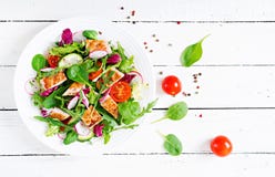 Салат свежего овоща с зажаренной куриной грудкой - листьями томатов, огурцов, редиски и салата смешивания стоковая фотография Салат свежего овоща с зажаренной куриной грудкой - листьями томатов, огурцов, редиски и салата смешивания стоковая фотография