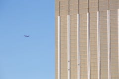 Самолет с современным зданием Стоковое Фото Самолет с современным зданием Стоковое Фото
