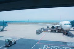 Самолет ждет для того чтобы скомплектовать вверх пассажиров стоковое изображение Самолет ждет для того чтобы скомплектовать вверх пассажиров стоковое изображение