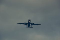Самолет летает в небо Перемещать плоскостью международный переход стоковое изображение Самолет летает в небо Перемещать плоскостью международный переход стоковое изображение
