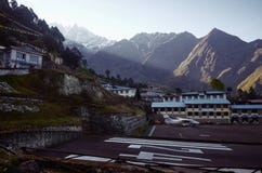Самолет оставаясь на авиаполе Lukla стоковое изображение rf Самолет оставаясь на авиаполе Lukla стоковое изображение rf
