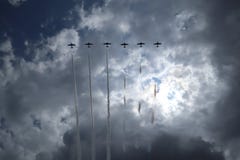 Самолеты на airshow Пилотажная команда выполняет авиасалон полета Потеха Airshow Солнца n Учебное заведение авиации Силуэт ai стоковое фото Самолеты на airshow Пилотажная команда выполняет авиасалон полета Потеха Airshow Солнца n Учебное заведение авиации Силуэт ai стоковое фото