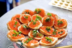 Сандвичи с salmon икрой стоковые фотографии rf Сандвичи с salmon икрой стоковые фотографии rf